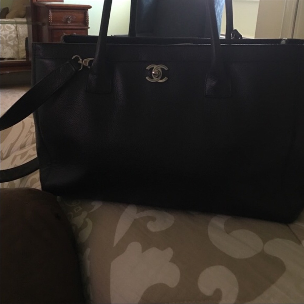 Chanel cerf tote prices to sell 💯 % authentic